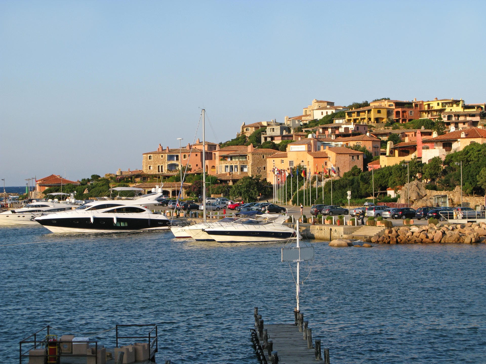 Hier kann man's aushalten: Porto Cervo auf Sardinien zieht Luxusjacht-Besitzer und Prominente an. Für rund 2800 Euro darf die 60-Meter-Jacht in dieser Marina anlegen – wenn es einen freien Platz gibt.