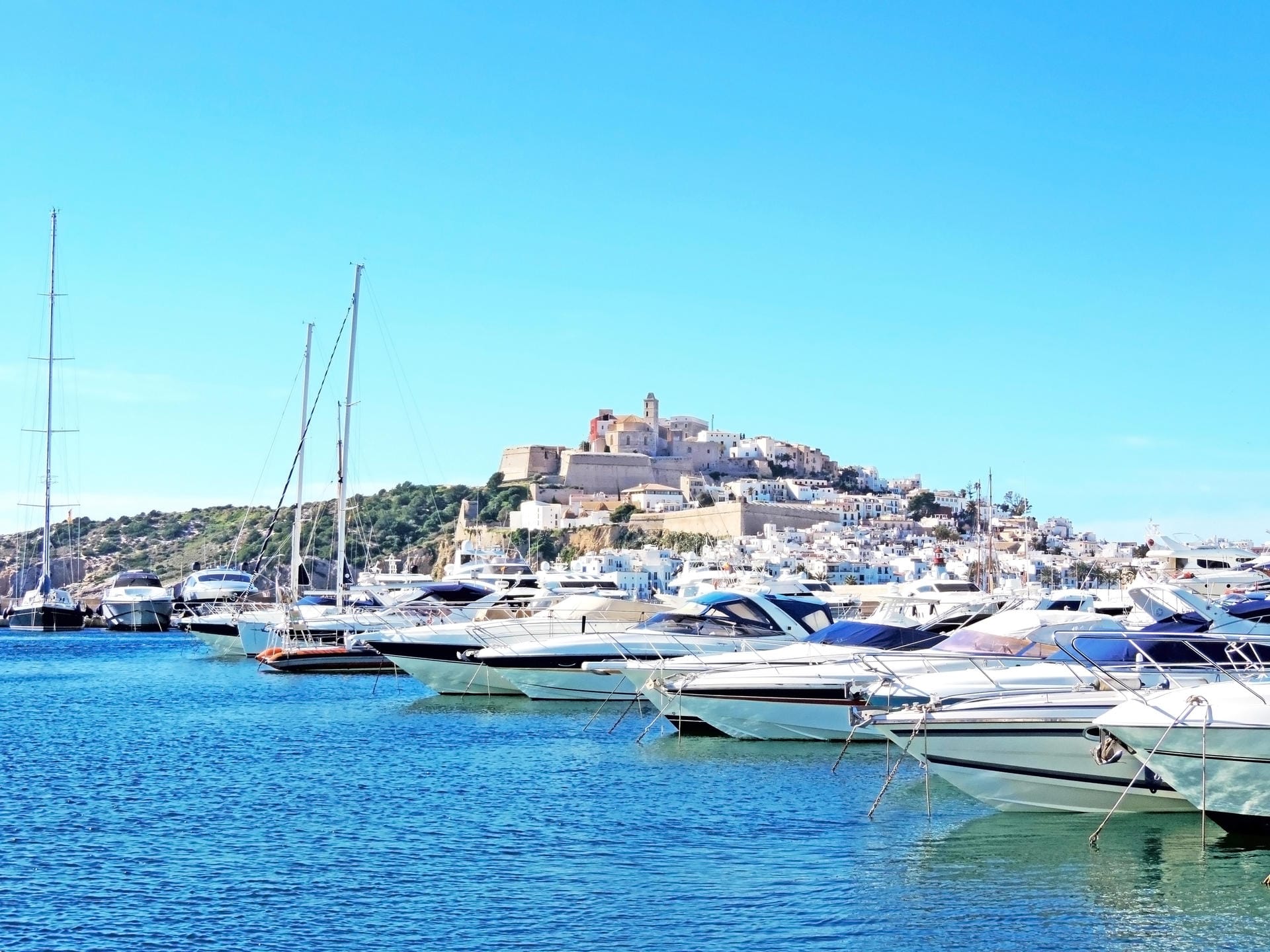 Runter von Jacht, ab auf die Party: Die Marina Ibiza Magna liegt nur wenige Schritte vom weltberühmten "Pacha"-Club entfernt. Den passenden Luxusjacht-Liegeplatz bucht man für etwa 2800 Euro pro Nacht.