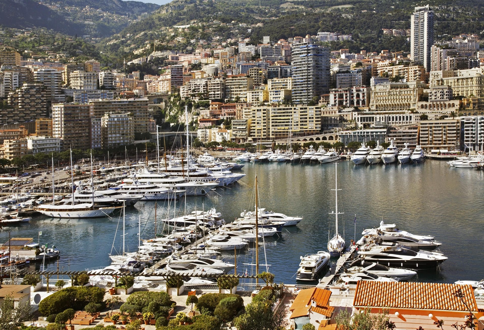 In der Marina Port Hercule in Monaco kostet der Liegeplatz für eine 60 Meter lange Luxusjacht rund 1200 Euro pro Nacht. Doch bei Formel-1-Rennen zahlt man für ein langes Wochenende auch schon mal bis zu 90.000 Euro.