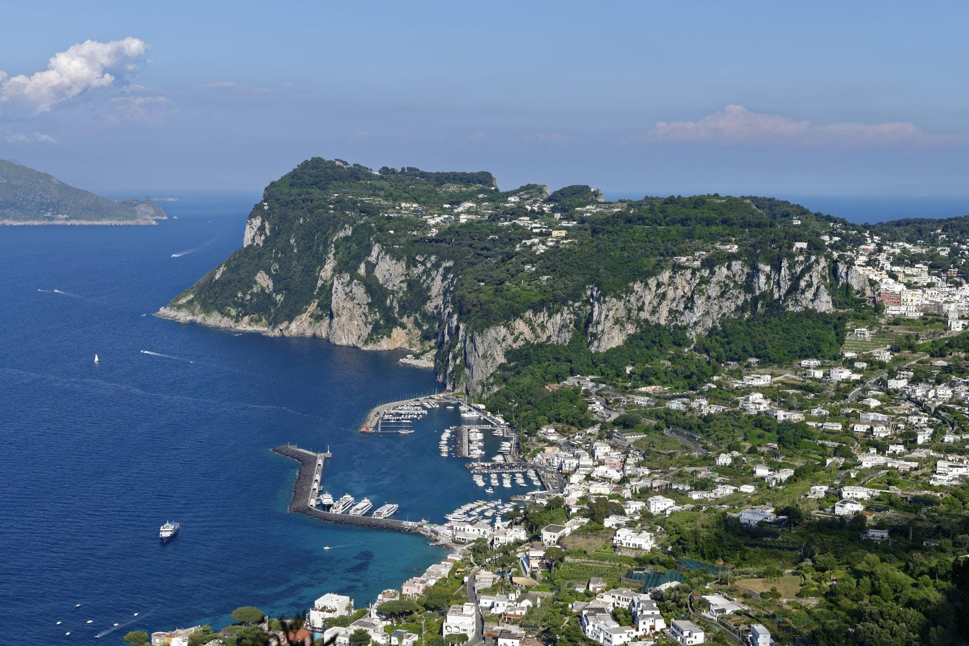 Die Marina Grande in Capri gehört für Luxusjachten zu den teuersten Plätzen der Welt: Ein Liegeplatz für eine 60 Meter lange Jacht kostet rund 3000 Euro – pro Nacht.