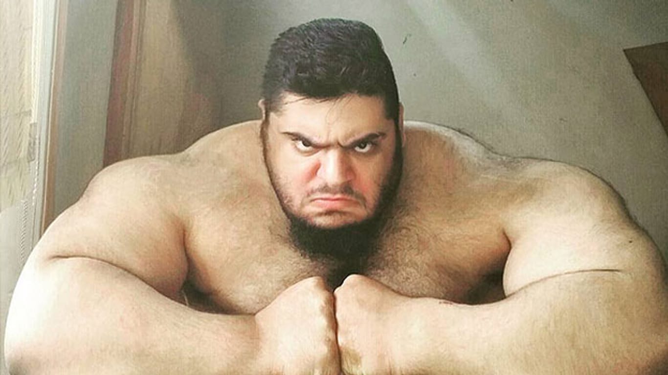 Kämpferisch blickt der "iranische Hulk" in die Kamera.