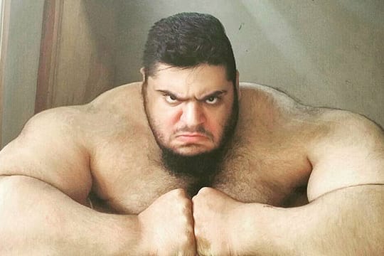 Kämpferisch blickt der "iranische Hulk" in die Kamera.