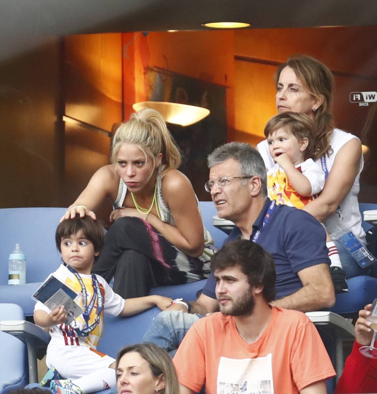 Shakira nimmt den UEFA-Wunsch schon mal vorweg und bleibt mit Sohn MIlan auf der Tribüne. Gerard Pique, der Mann der Sängerin, hatte nach dem verlorenen Spiel gegen Italien aber auch keinen Grund zu jubeln.