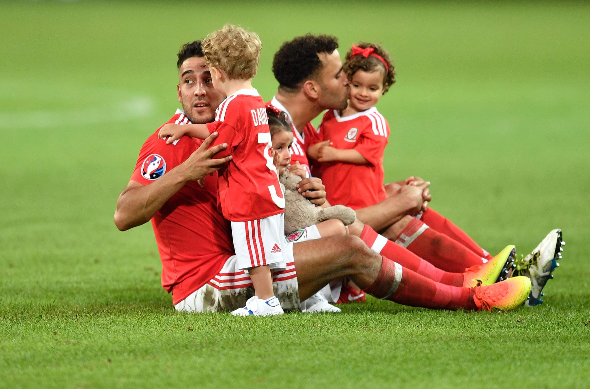 Familien-Rudel-Bildung - die Spieler aus Wales James Chester und Hal Robson holten ihre Kinder auf das Spielfeld. Gemeinsam jubelte es sich noch besser nach dem Sieg über Belgien im Viertelfinale.