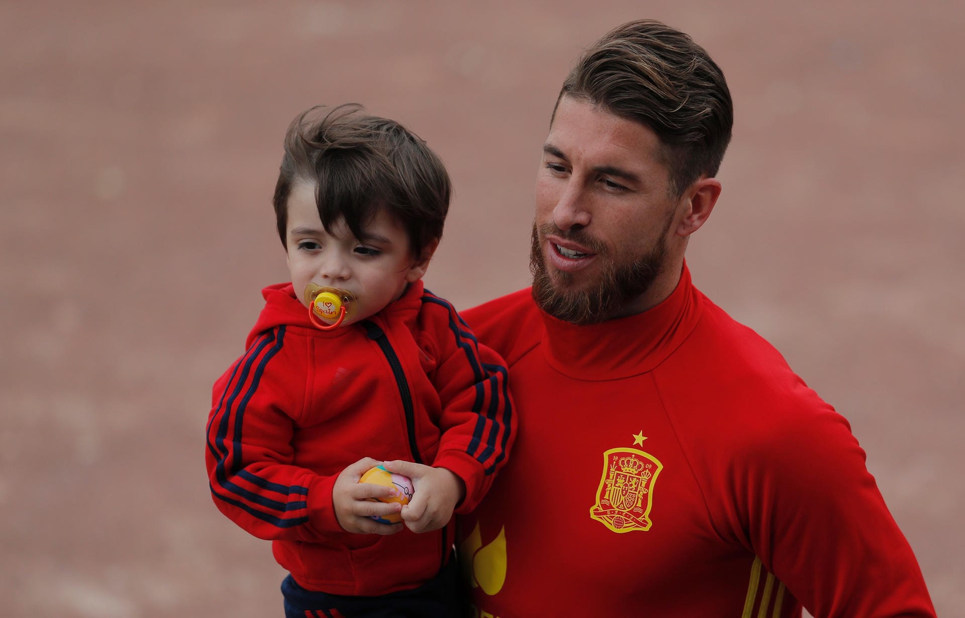 Der Spanier Sergio Ramos nimmt seinen Sohn sogar zum Training mit.