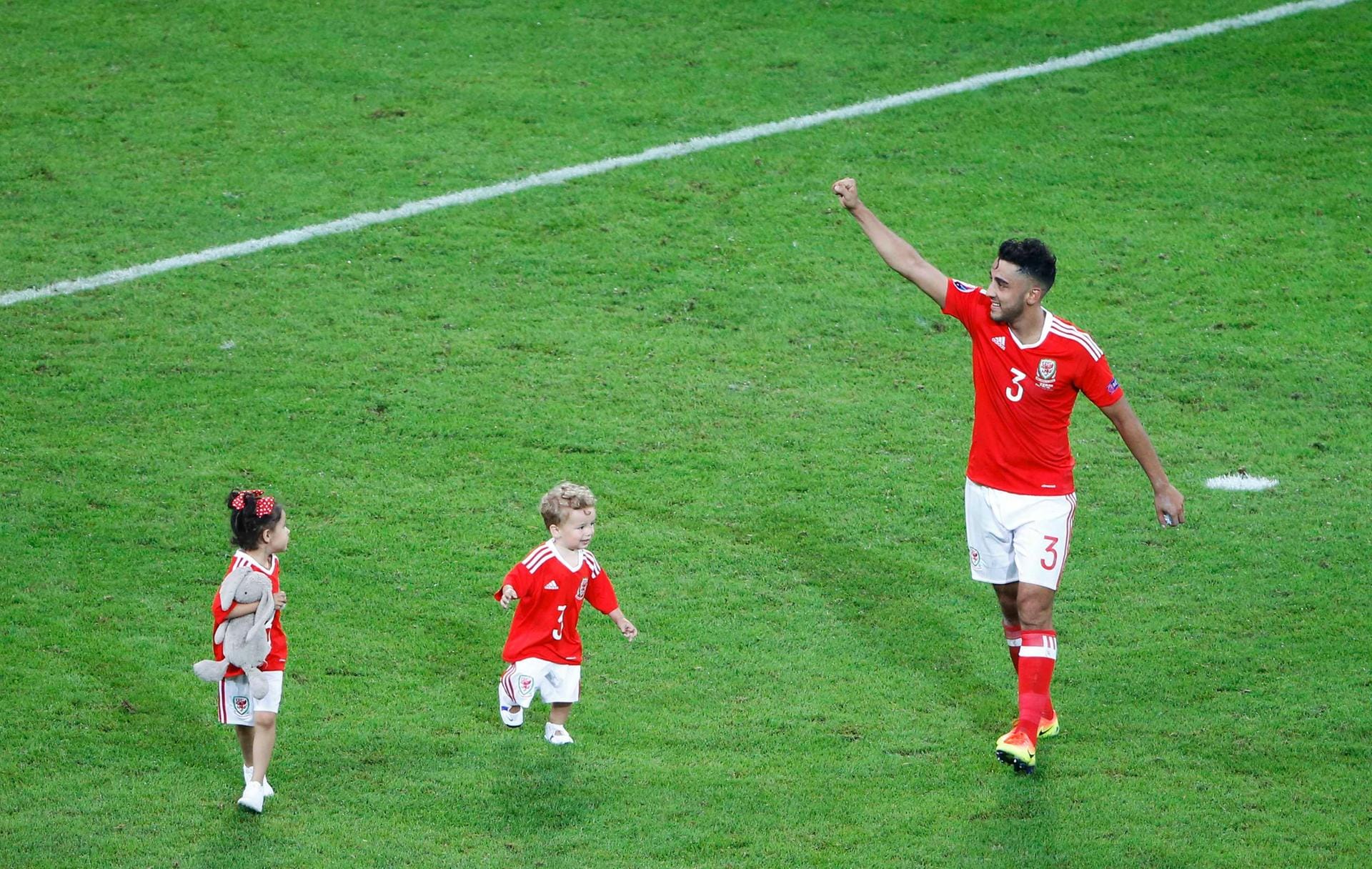 Auch der Teddybär bejubelte den Sieg von Wales nach dem Viertelfinale gegen Belgien. Neil Taylor feierte mit seinen Kindern.