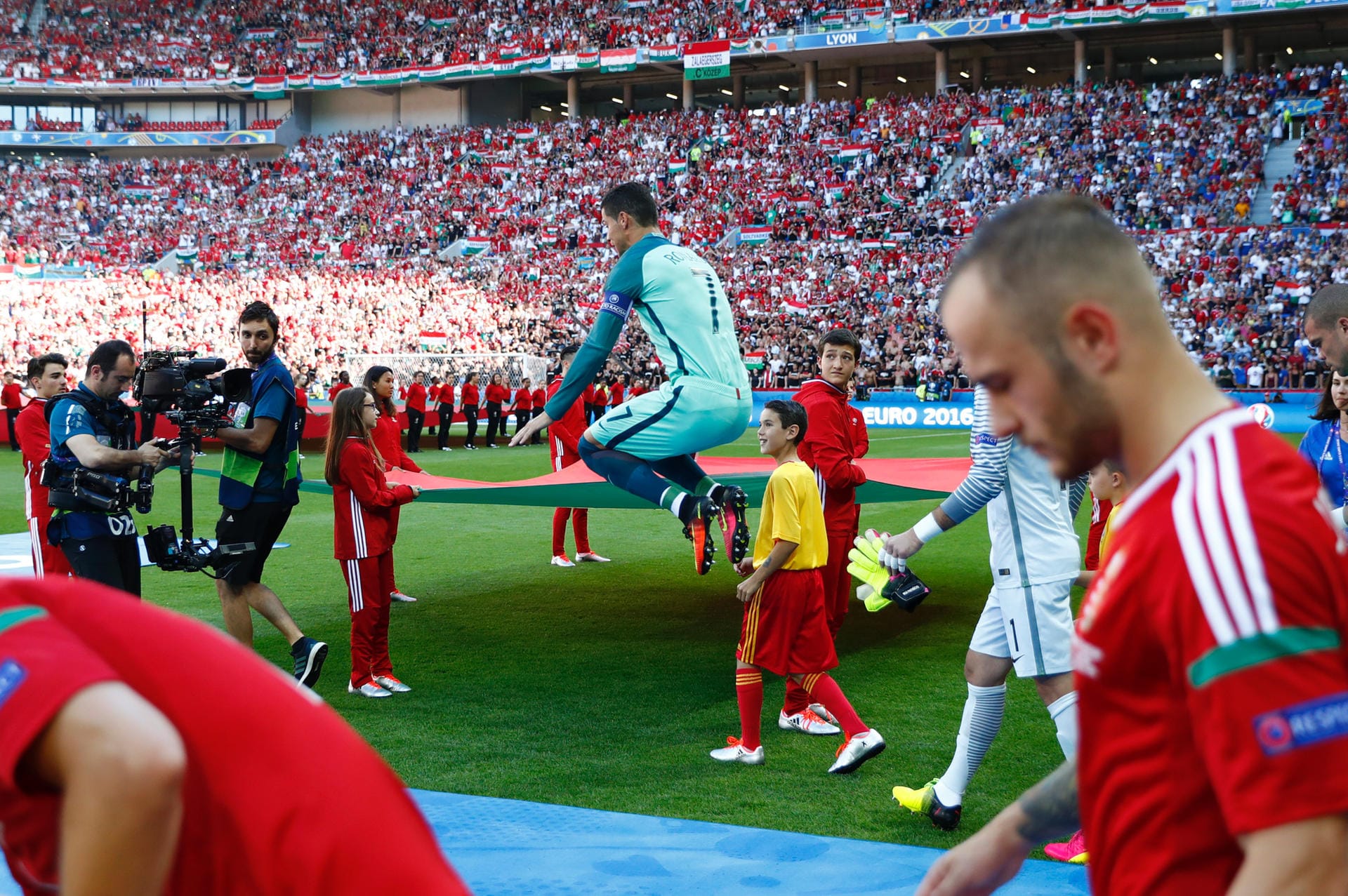 Christiano Ronaldo auf dem Rasen - vielleicht erleben nur noch die Einlaufkinder das so nah, wenn es nach der UEFA geht.