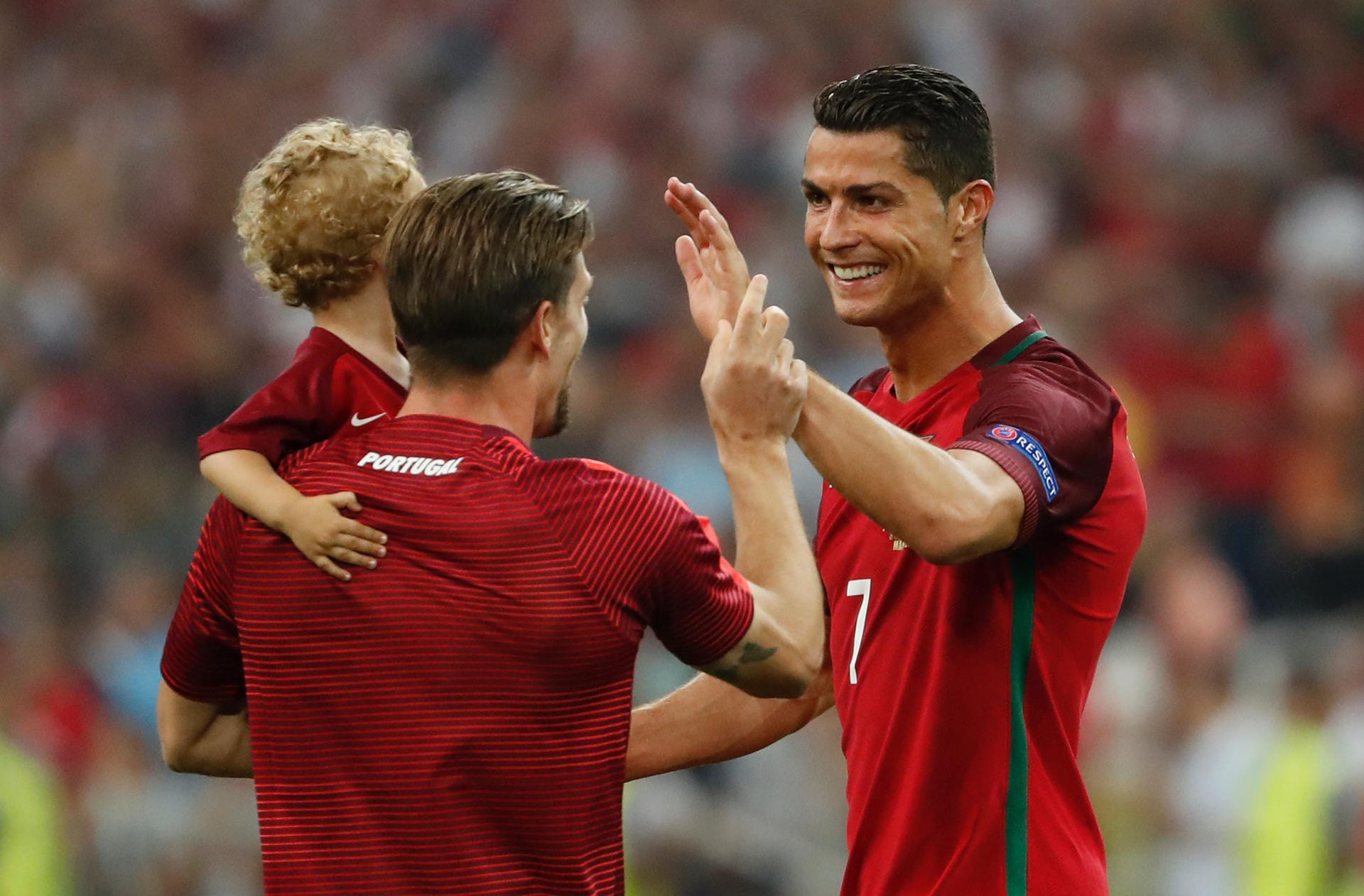 Einmal Cristiano Ronaldo abklatschen - ein Kindertraum. Für dieses Kind ging er nach dem Sieg Portugals über Polen in Erfüllung.