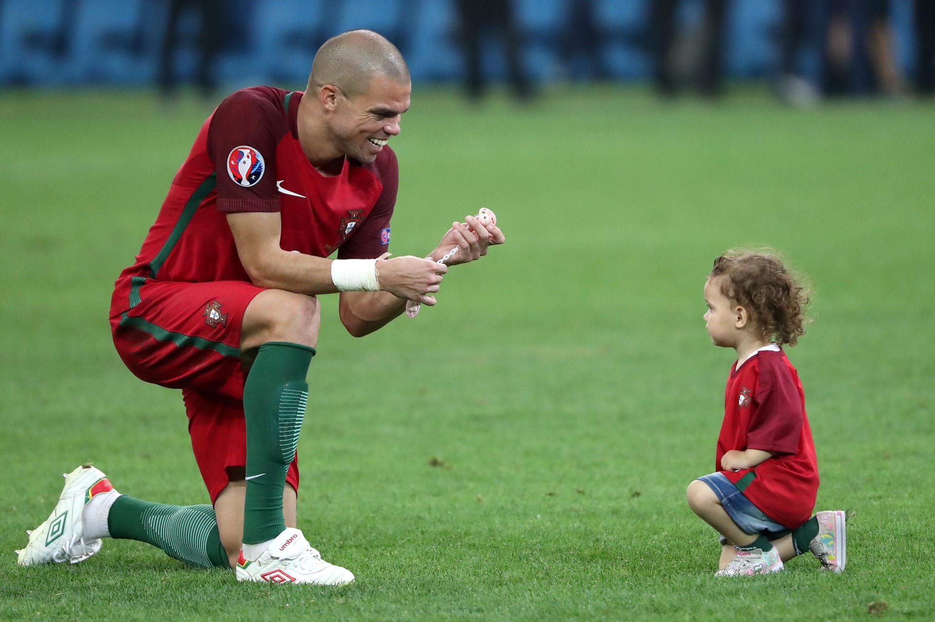 Familienzeit auf dem Rasen auch für den portugiesischen Nationalspieler Pepe nach dem Viertelfinale zwischen Polen und Portugal.