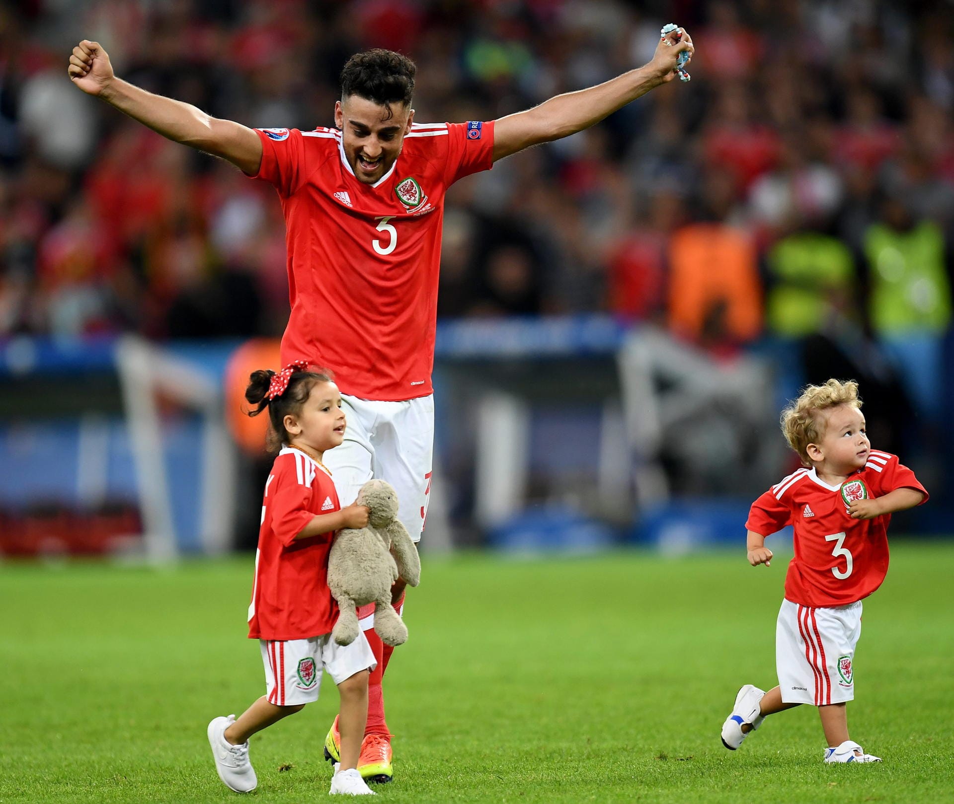 Diese Nachspielzeit gehört den Kindern von Wales' Nationalspieler Neil Taylor, nachdem Papa im Spiel gegen Belgiene rfolgreiche Arbeit geleistet hat.