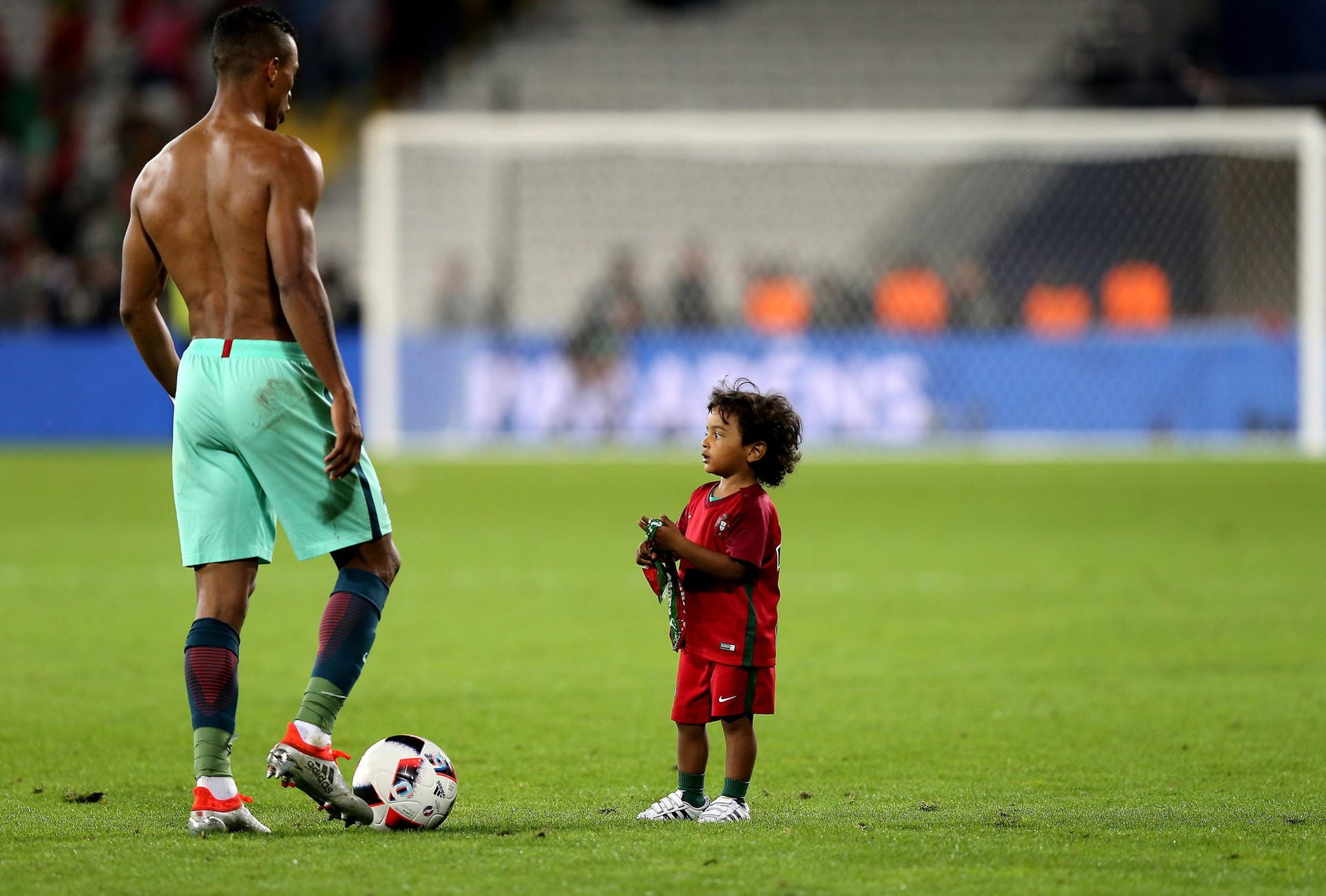 Besuch an Papas Arbeitsplatz: Der portugiesische Nationalspieler Nani holte nach dem gewonnenen Spiel gegen Kroatien seinen Sohn auf den Rasen.