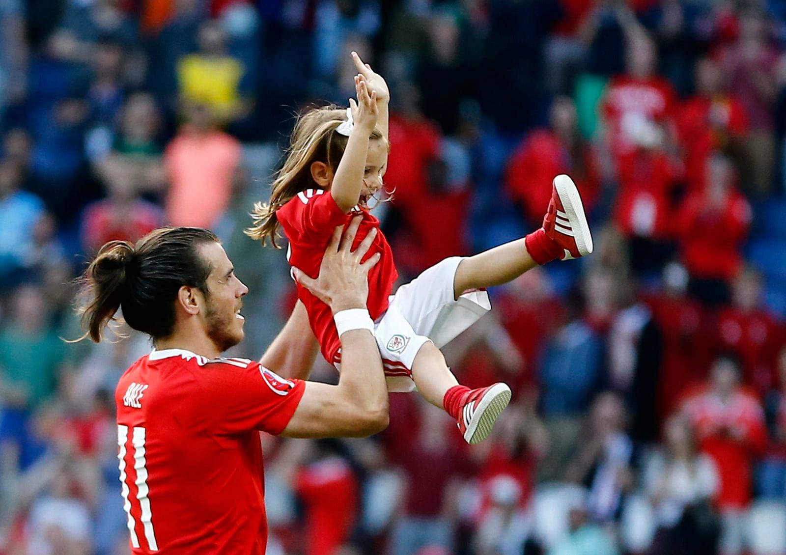 Gareth Bale und seine Tochter freuen sich nach dem Spiel Wales - Nordirland. Da werden Superstars zu Super-Papas.