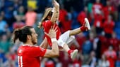Gareth Bale und seine Tochter freuen sich nach dem Spiel Wales - Nordirland. Da werden Superstars zu Super-Papas.