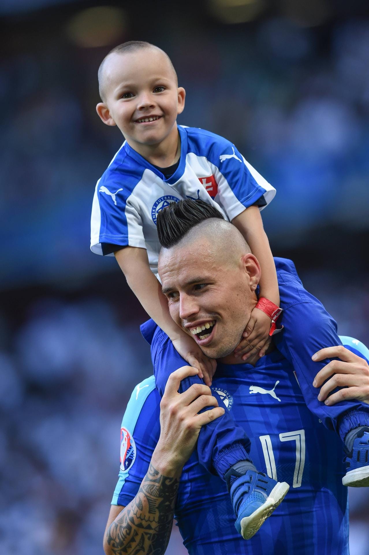 Der Sohn des slowakischen Nationalspielers Marek Hamsik eifert seinem Papa nach - was Fußball und Frisur angeht.ildren June 26 2016 Football UEFA EURO EM Europameisterschaft Fussb