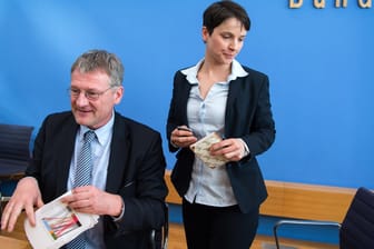 Die beiden Co-Vorsitzenden der AfD, Jörg Meuthen und Frauke Petry, stehen sich mit ihren Lagern unversöhnlich gegenüber.