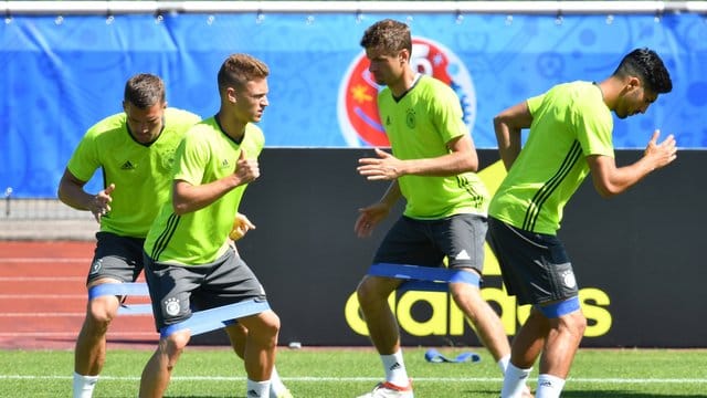 Das DFB-Team bereitet sich auf das Halbfinale gegen Frankreich vor.