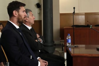 Lionel Messi und sein Vater Horacio vor Gericht.