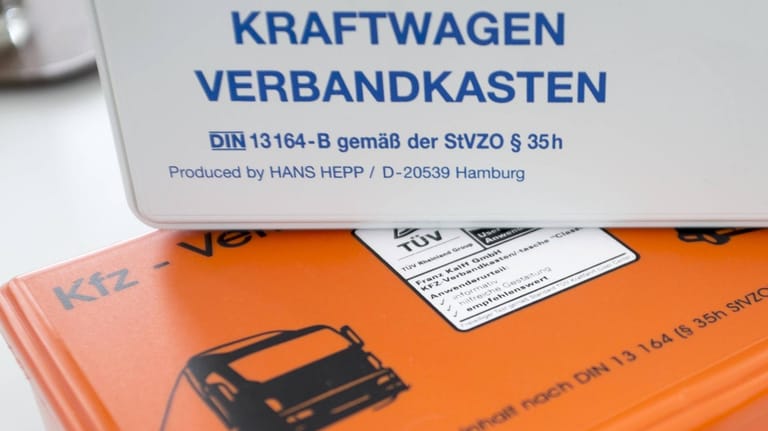 Verbandskasten: Der Verbandskasten nach DIN 13164 gehört zum Pflichtzubehör in einem Pkw.