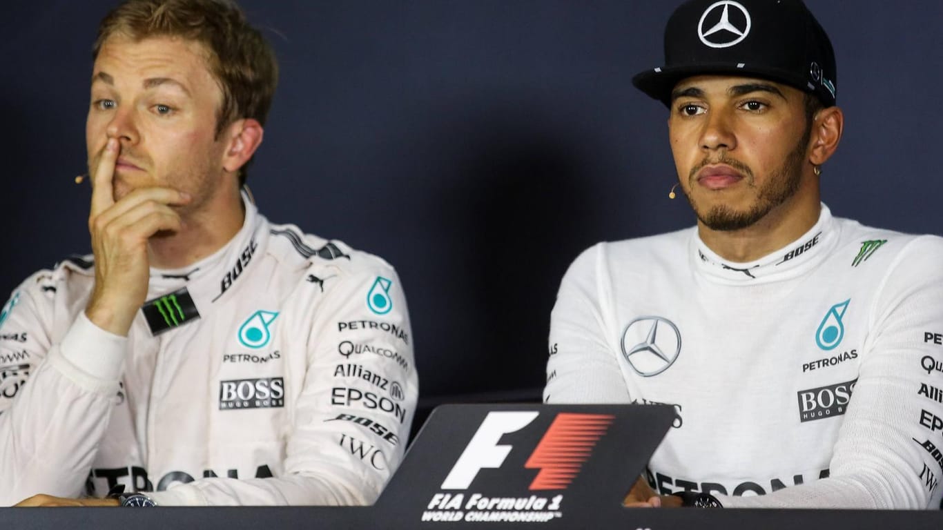 Nico Rosberg (links) und Weltmeister Lewis Hamilton können sich bei Mercedes nicht mehr viel erlauben.