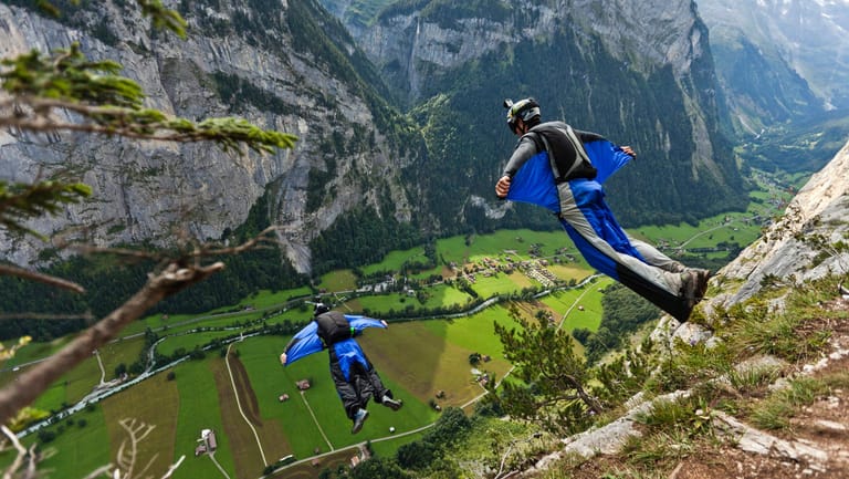 In Lauterbrunnen fallen Menschen vom Himmel: Wir stellen den Extremsport Basejumping vor.