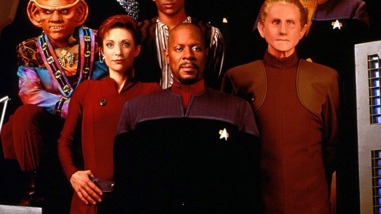 "Deep Space Nine", die dritte "Star Trek"-Serie, spielte erstmals nicht auf einem Raumschiff, sondern auf einer Raumstation in der Nähe des Planeten Bajor, der sich gerade von einer Besetzung durch die Cardassianer - die Erbauer der Station - befreit hat. Als in unmittelbarer Nähe ein Wurmloch in einen anderen Quadranten des Weltraums entdeckt wird, erhält Deep Space Nine plötzlich ungeahnte Bedeutung.