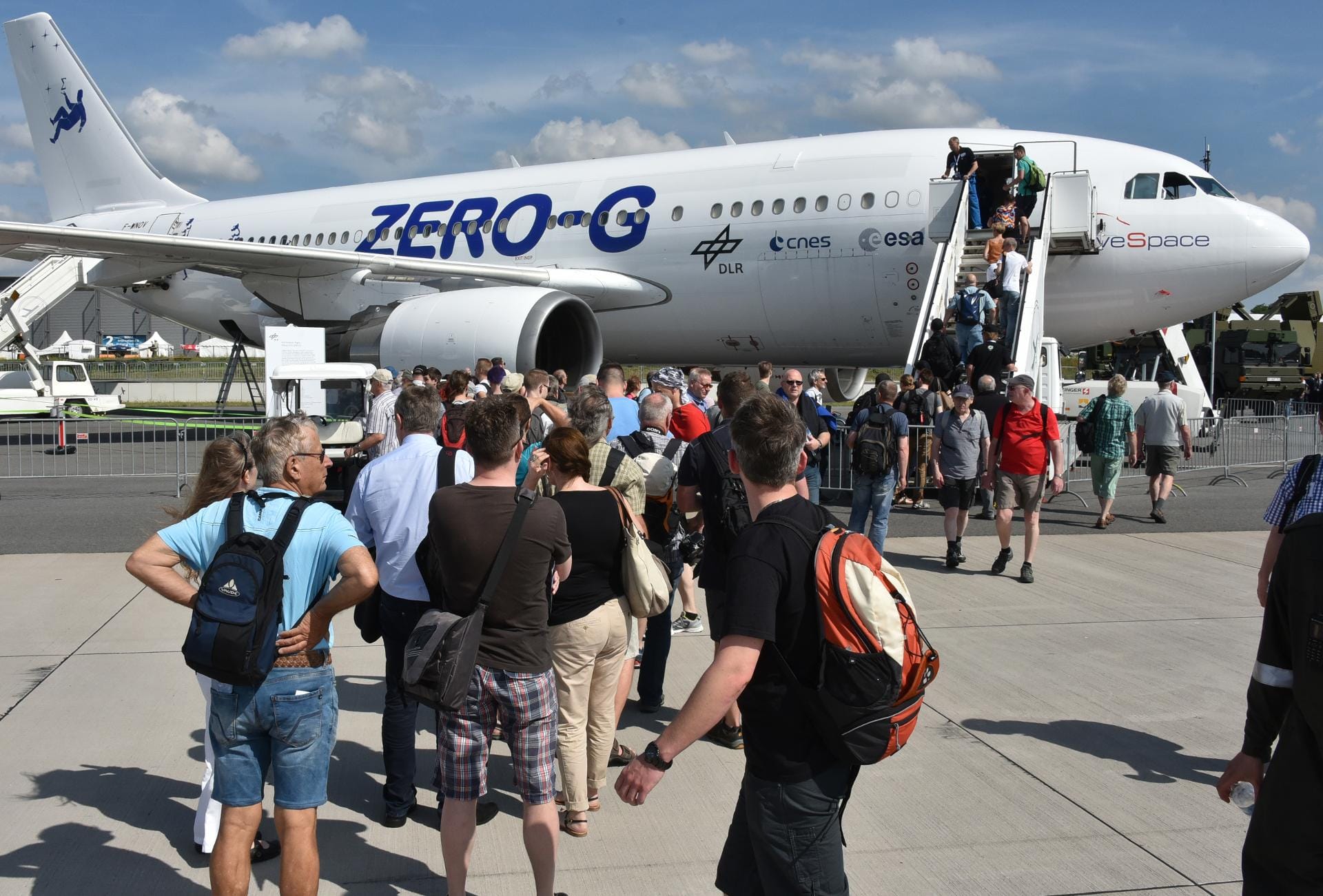 Ein bekannter Anbieter von Parabelflügen ist der französischen Anbieter Air Zero G. Für 6000 Euro heben Passagiere in Südfrankreich mit einem Airbus A310 ab.