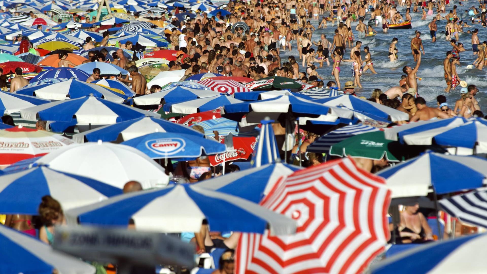 Volle Strände in Spanien.