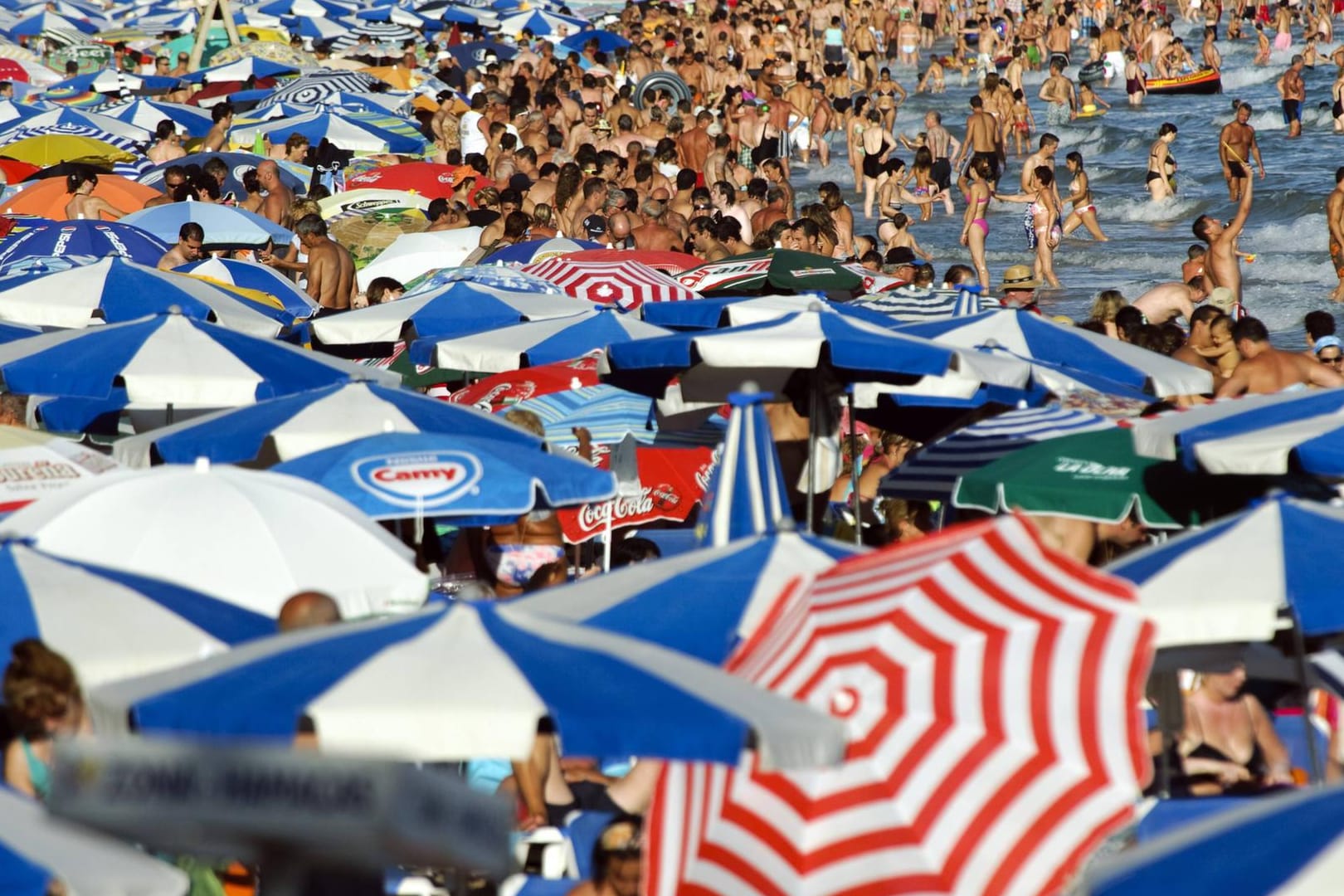 Volle Strände in Spanien.