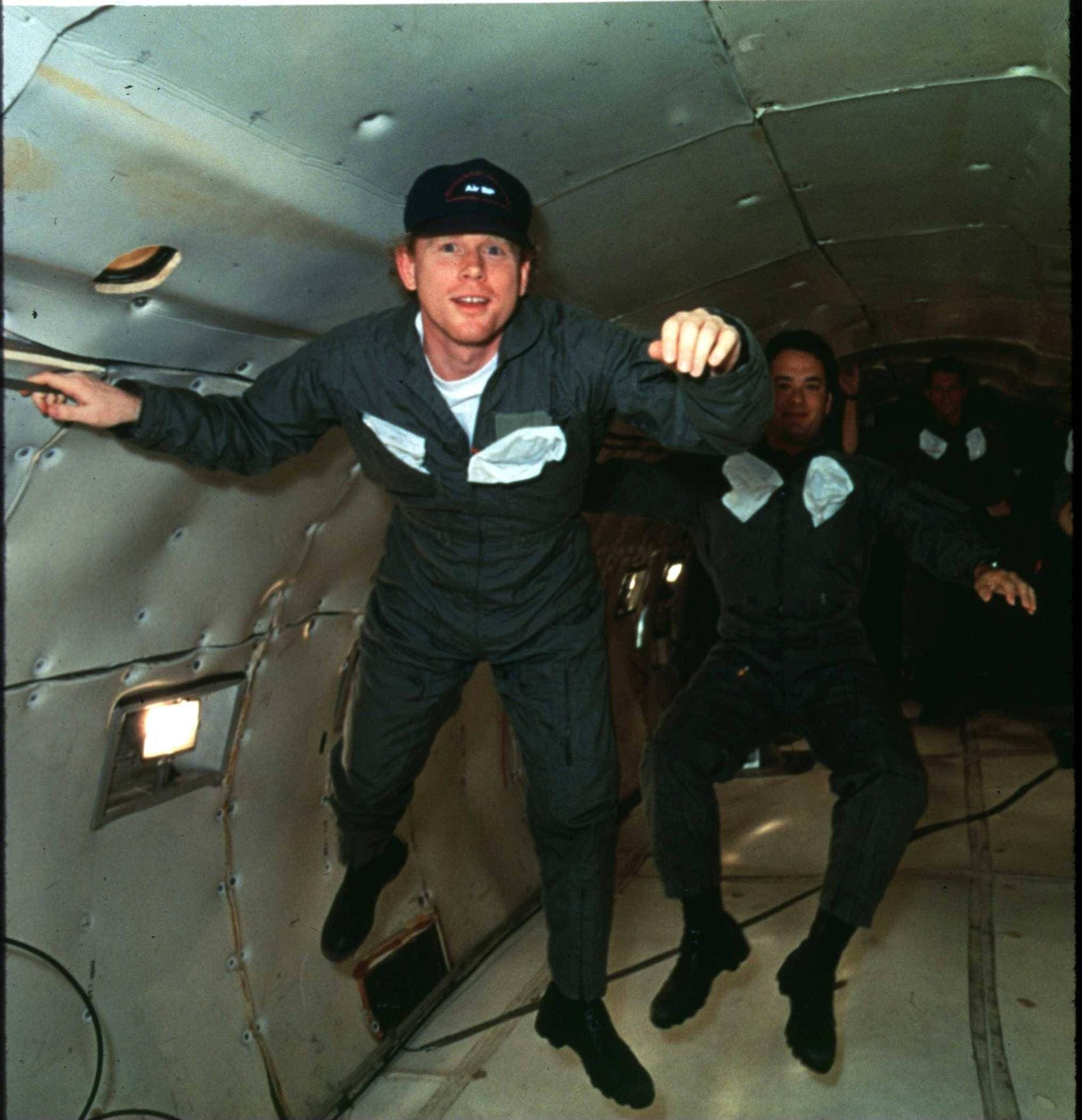 Hollywood nutzte die Schwerelosigkeit während Parabelflügen für Filmaufnahmen. Hier schweben Regisseur Ron Howard (links) und Schauspieler Tom Hanks (USA) schwerelos in einem Flugzeug während der Vorbereitungen zum Film Apollo 13.