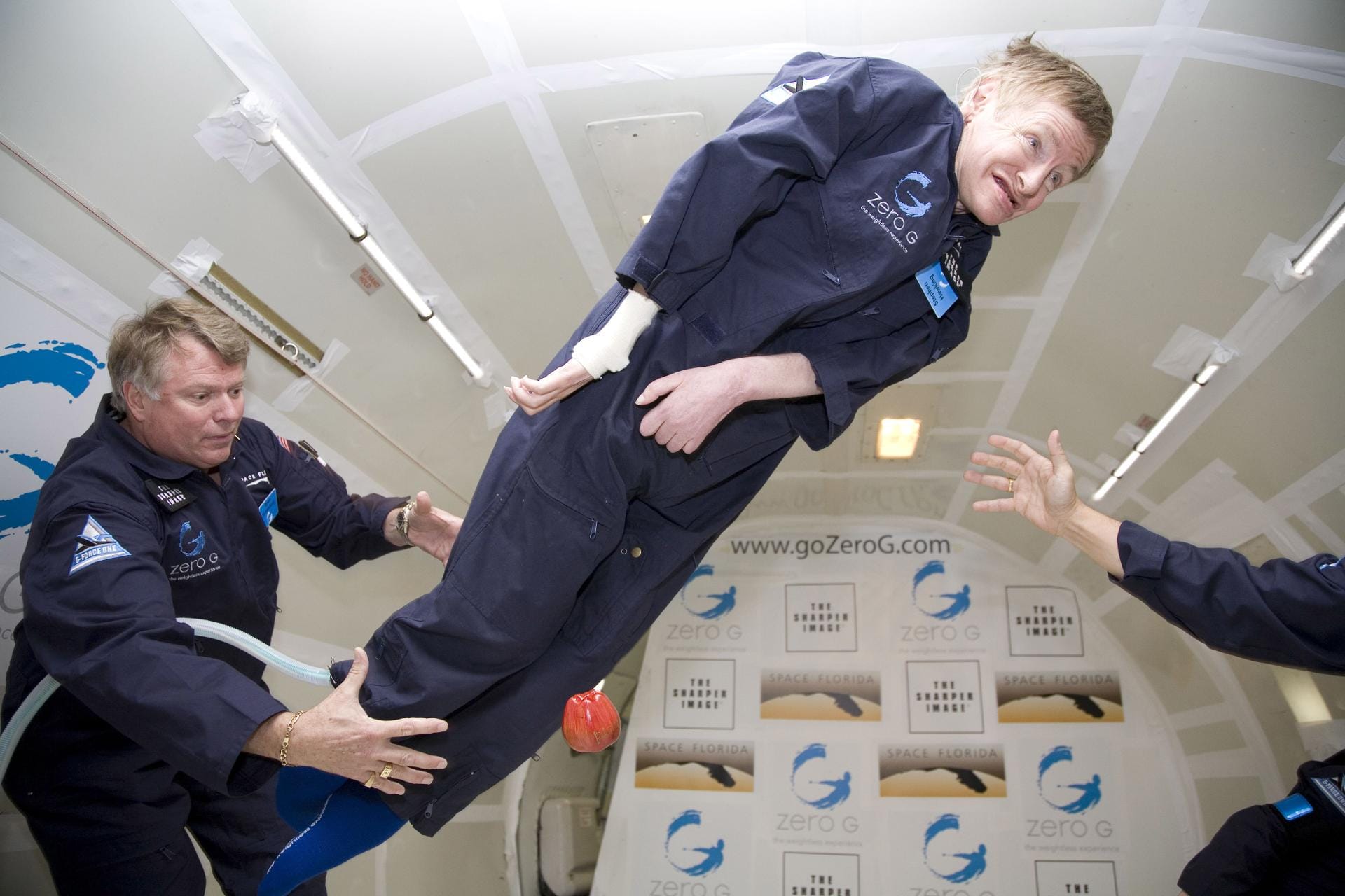 Auch so mancher Promi unternahm schon einen Parabelflug. 2007 flog der britische Astrophysiker Stephen Hawking mit Zero Gravity Corporation. Die US-Firma aus Florida bietet auch heute noch kommerzielle Parabelflüge an.