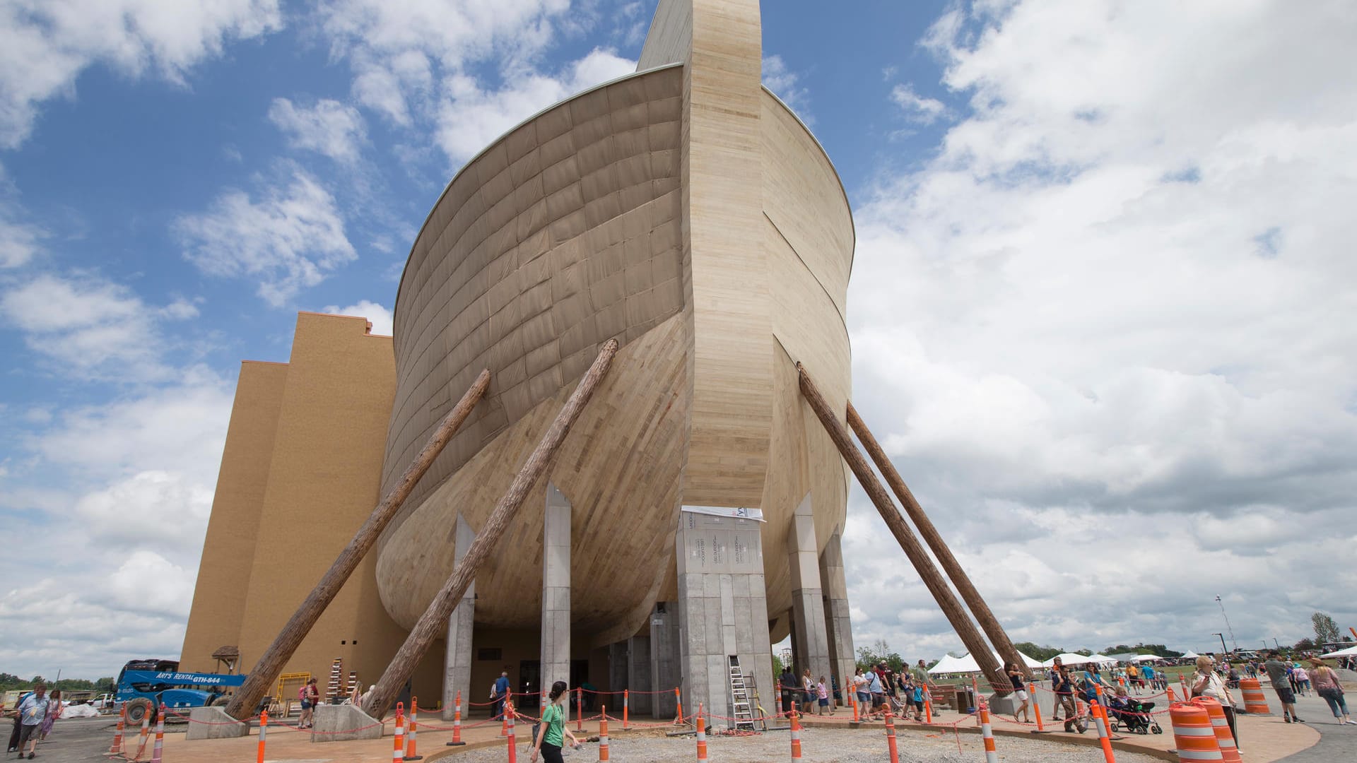 Die große Holzarche ist das Kernstück des christlichen Freizeitparks "Ark Encounter".