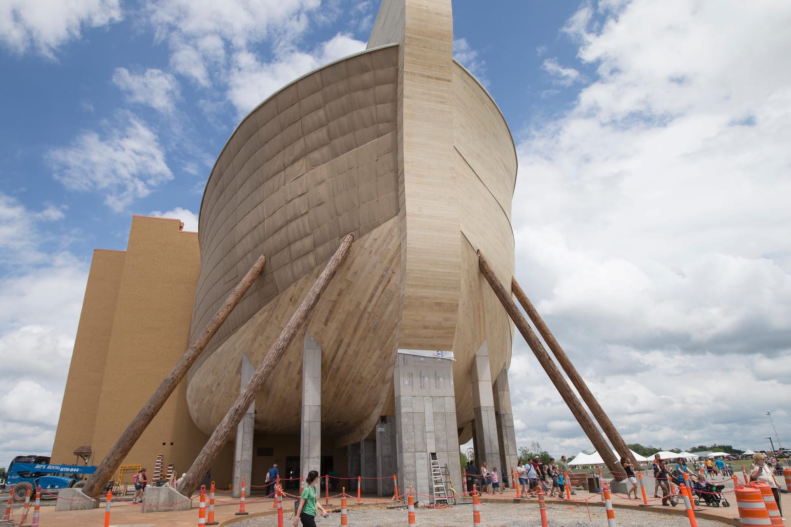 Die große Holzarche ist das Kernstück des christlichen Freizeitparks "Ark Encounter".