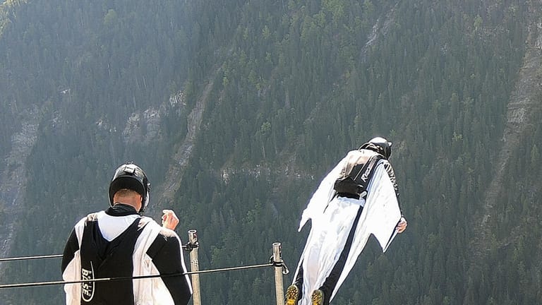 Jedes Jahr zieht es Hunderte zu den steilen Felswänden von Lauterbrunnen.