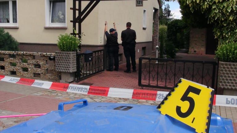 Polizisten des Landeskriminalamtes vor dem Haus, in dem bei einem SEK-Einsatz ein 31-jähriger Jäger ums Leben kam.
