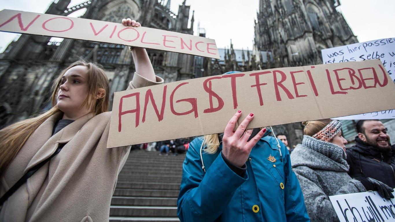 Menschen demonstrieren in Köln gegen Gewalt gegen Frauen.