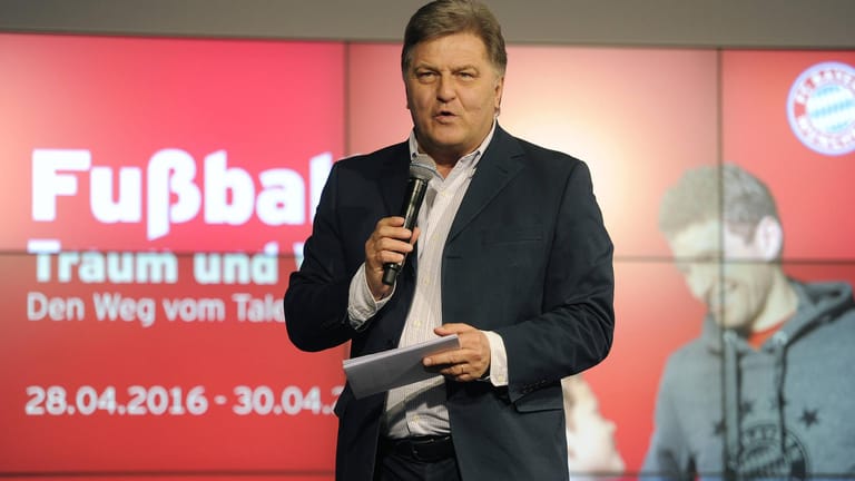 In seinem Element: Mediendirektor Markus Hörwick bei einem Termin für den FC Bayern München Ende April.