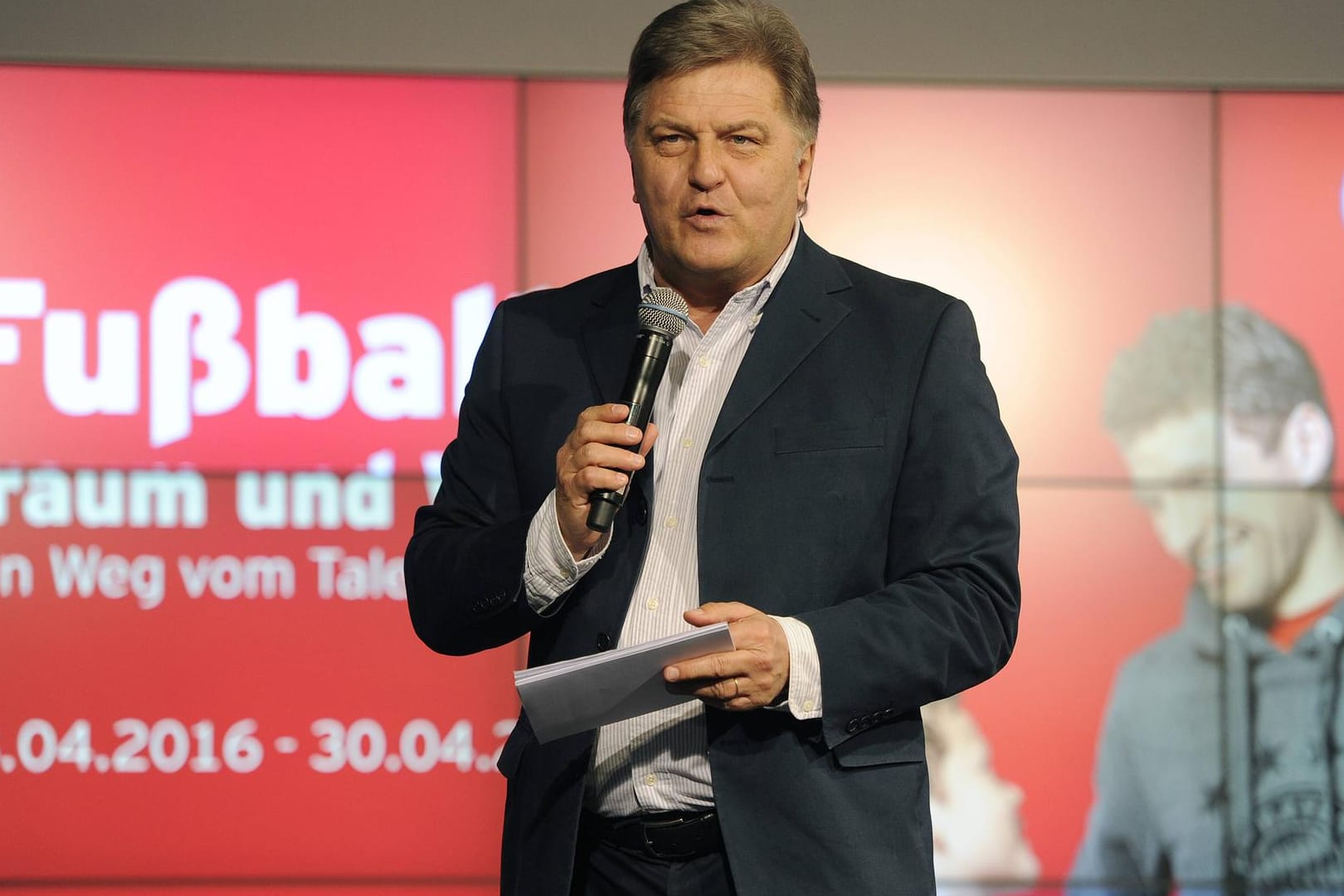 In seinem Element: Mediendirektor Markus Hörwick bei einem Termin für den FC Bayern München Ende April.