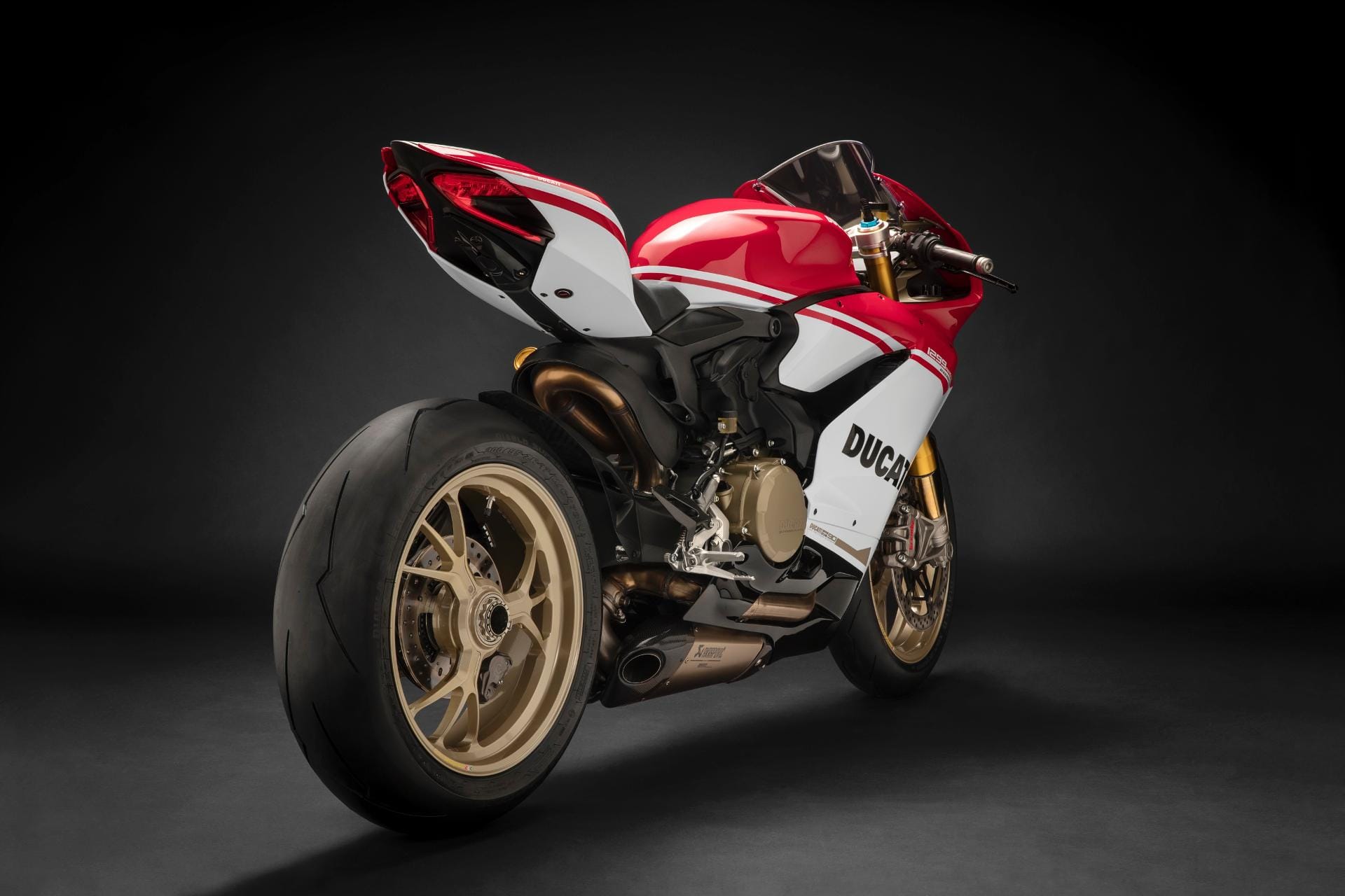 Mit verfeinerter Regelelektronik und Racing-Kit soll die Ducati 1299 Panigale S Anniversario noch schneller auf der Rennstrecke sein als die normale Panigale S. Fast 30.000 Euro kostet das neue Bike. Mit verfeinerter Regelelektronik und Racing-Kit soll die Ducati 1299 Panigale S Anniversario noch schneller auf der Rennstrecke sein als die normale Panigale S. Fast 30.000 Euro kostet das neue Bike.