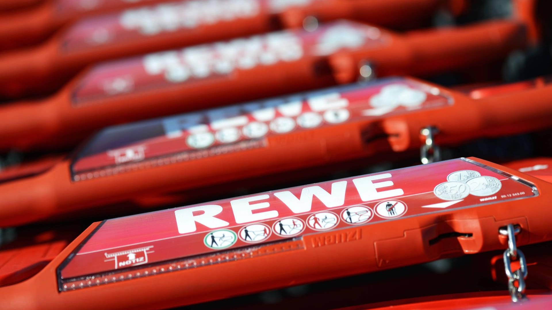 Die Rewe-Gruppe will dem Süßwarenhersteller Storck Druck machen.