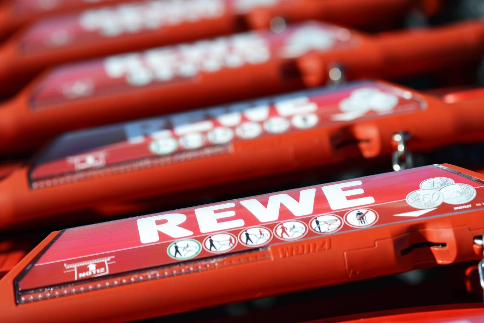 Die Rewe-Gruppe will dem Süßwarenhersteller Storck Druck machen.