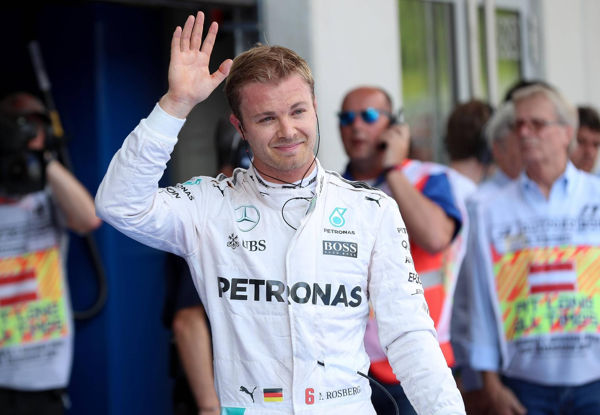 Auch Formel-1-Fahrer Nico Rosberg verfolgte das Halbfinale. Er gratulierte der französischen Mannschaft und schrieb auf Twitter: "Wirklich schade. Toll gekämpft und gespielt, Jungs."