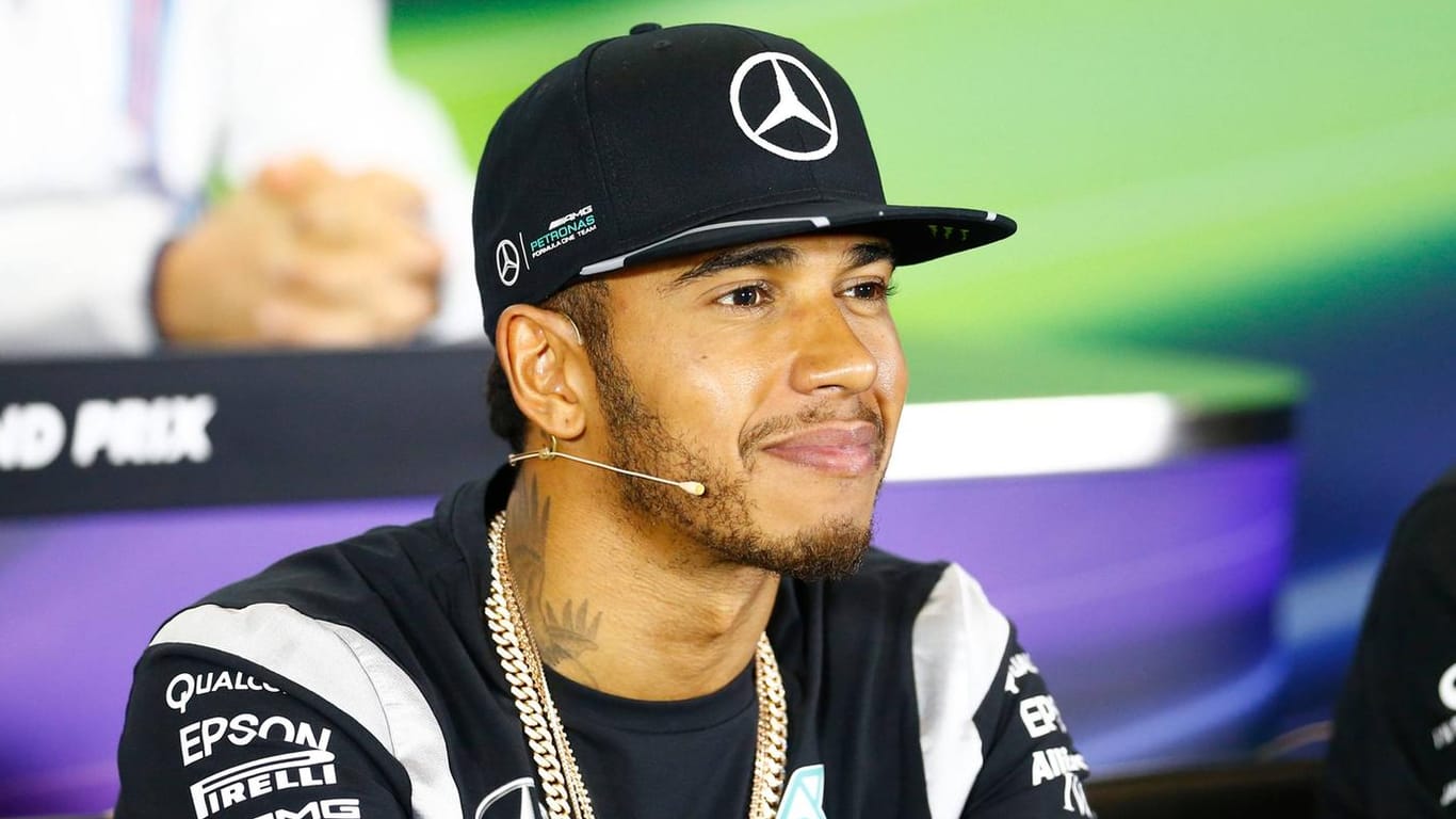 Schelmisches Lachen: Lewis Hamilton weiß schon, wie er mit möglichen Zeitstrafen umgeht.