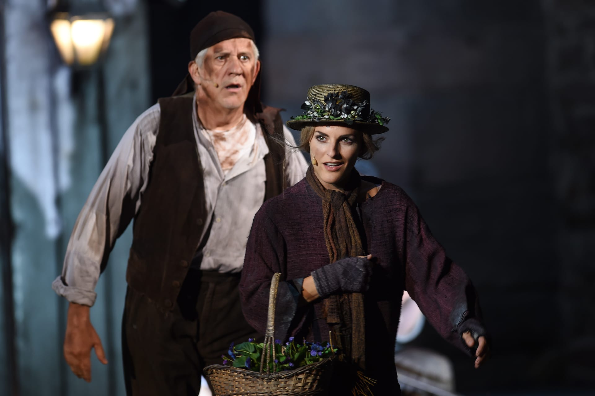 Sandy Mölling spielt das Blumenmädchen Eliza. Ilja Richter (links) spielt ihren Vater Alfred Doolittle.