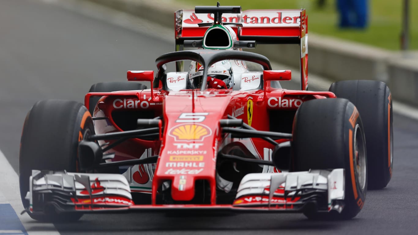 Ferrari-Pilot Sebastian Vettel tetstet in Silverstone den "Halo"-Sicherheitsbügel.