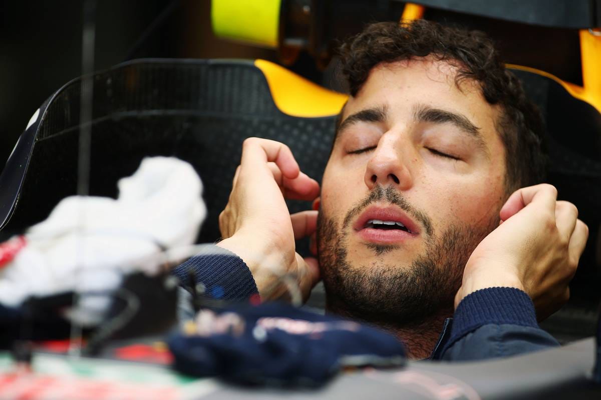 Volle Konzentration: Red-Bull-Pilot Daniel Ricciardo lässt sich in Gedanken nochmal die Strecke in Silverstone durch den Kopf gehen.