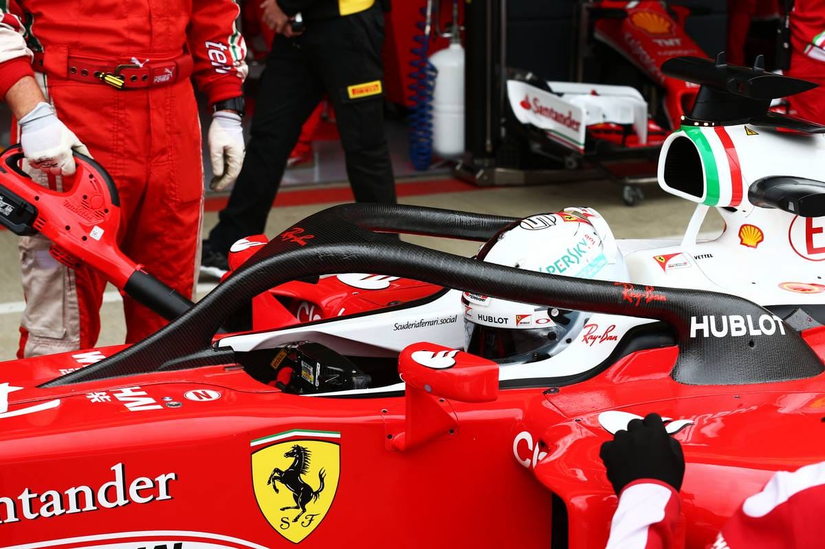 Spektakulärer Anblick: Sebastian Vettel testet in Silverstone eine verbesserte Version des Cockpit-Sicherheitskonzepts "Halo".