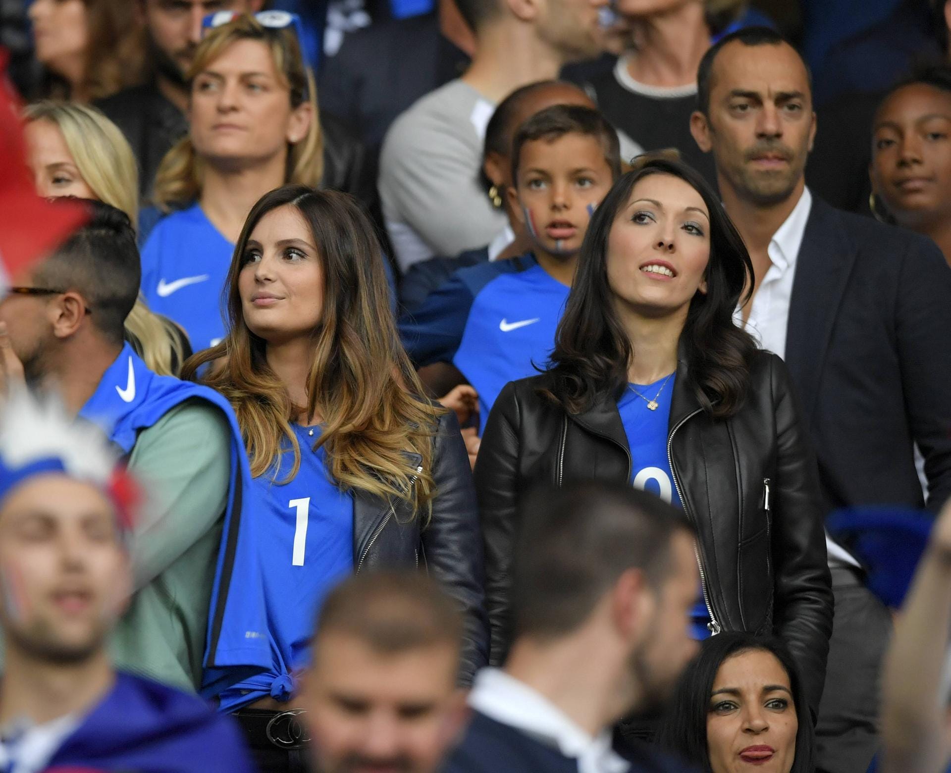 Hier sind gleich zwei Spielerfrauen auf einmal zu sehen: Erika Choperena (li.), die Lebensgefährtin von Frankreichs Halbfinal-Helden Antoine Griezmann und Jennifer, die Ehefrau des Stürmers Olivier Giroud.