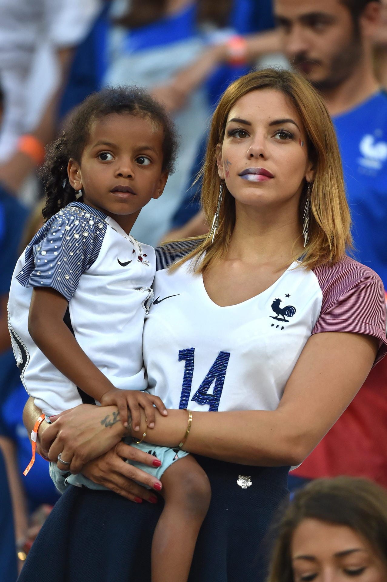 Mittelfeldspieler Blaise Matuidi ist schon seit Jugendtagen mit der Osteopathin Isabelle zusammen, geheiratet wird aber erst 2017. Das Paar hat drei Kinder, darunter die vierjährige Naëlle, die das Halbfinale mit ihrer Mutter im Stadion gucken durfte.
