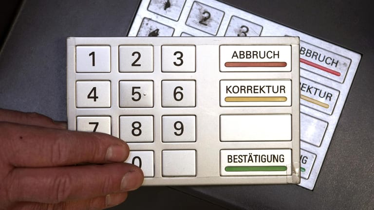 Ein Modell-Automat des LKA Mainz (Rheinland-Pfalz) zeigt ein überklebtes Tastenfeld, mit dem PIN-Codes ausgespäht werden.