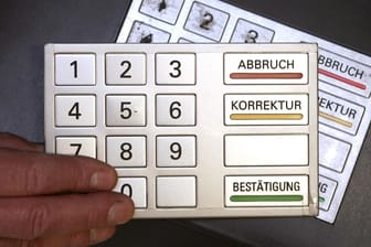 Ein Modell-Automat des LKA Mainz (Rheinland-Pfalz) zeigt ein überklebtes Tastenfeld, mit dem PIN-Codes ausgespäht werden.